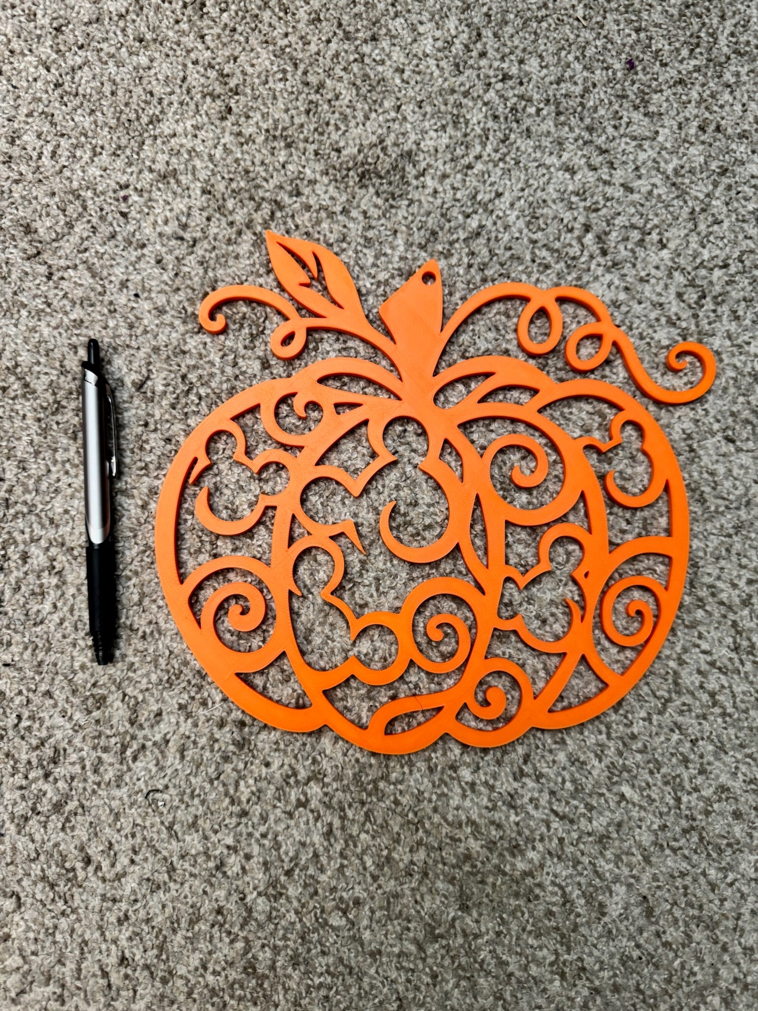 Black Pumpkin with Flowers Sign – Elegant Fall & Halloween Décor